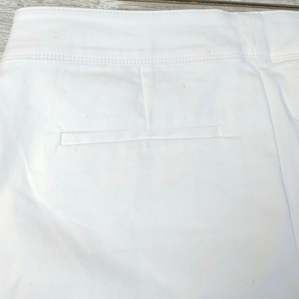 NWT -Isaac Mizrahi Tailored White Tailored Shorts - Picture 5 of 7